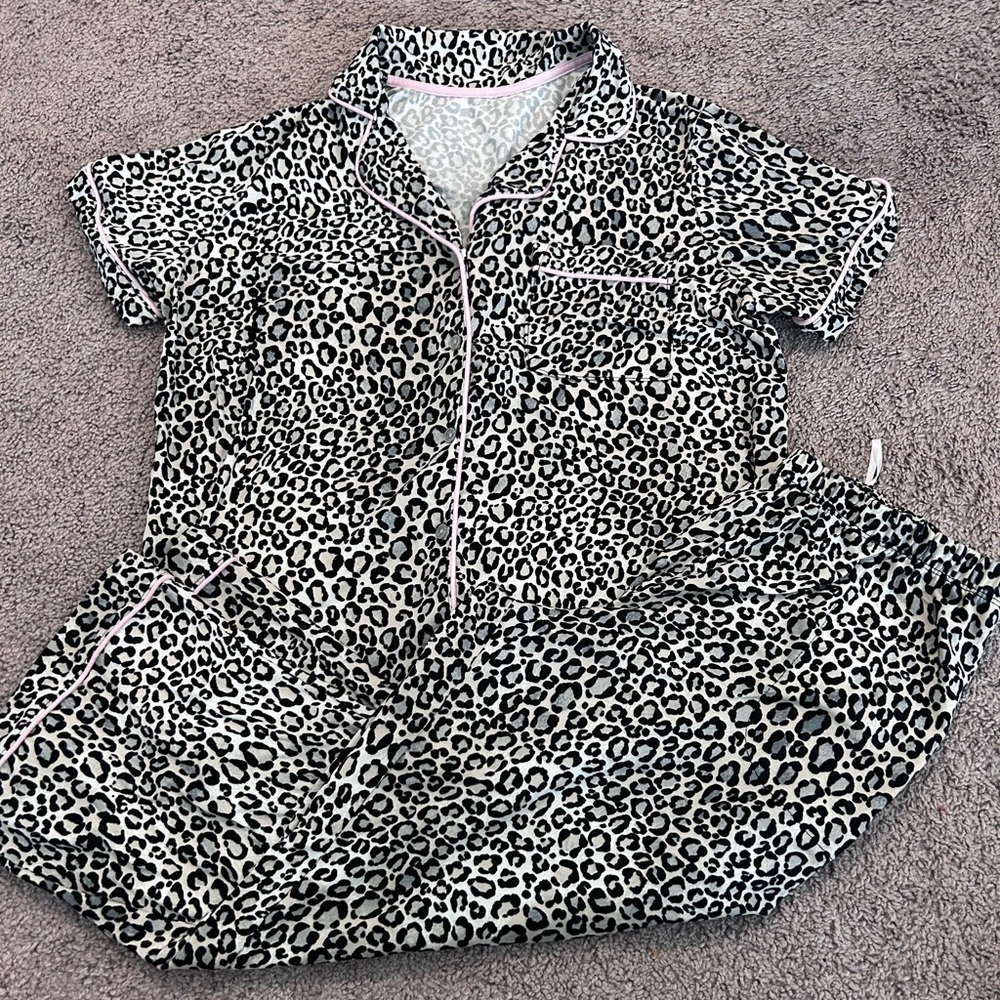 Joyspun Animal Print Women’s PJ Set w Pockets

Size M